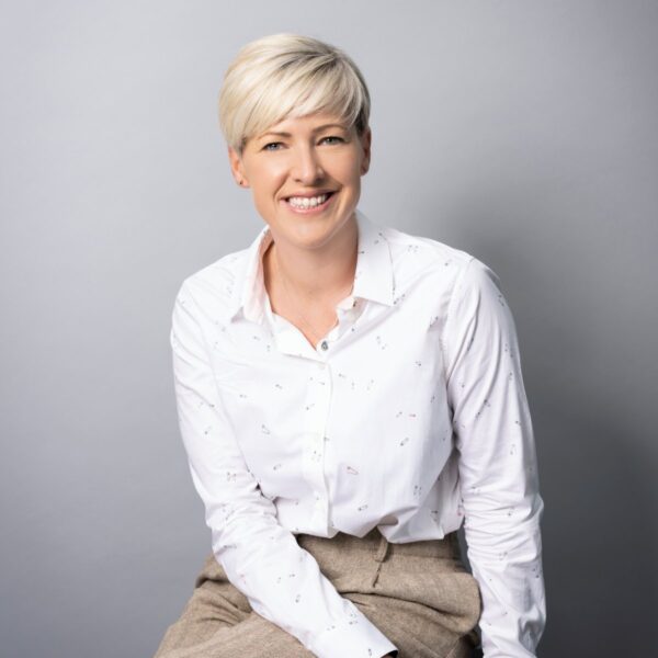 Headshot photo of Laura Ford looking at the camera.