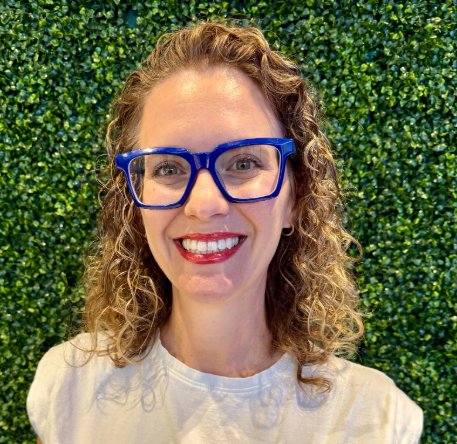 Headshot photo of Lauren Noel looking at the camera