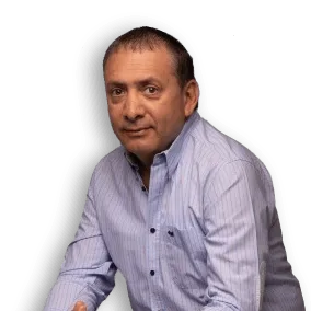 Foto de primer plano de Nelson Gomez mirando a la cámara