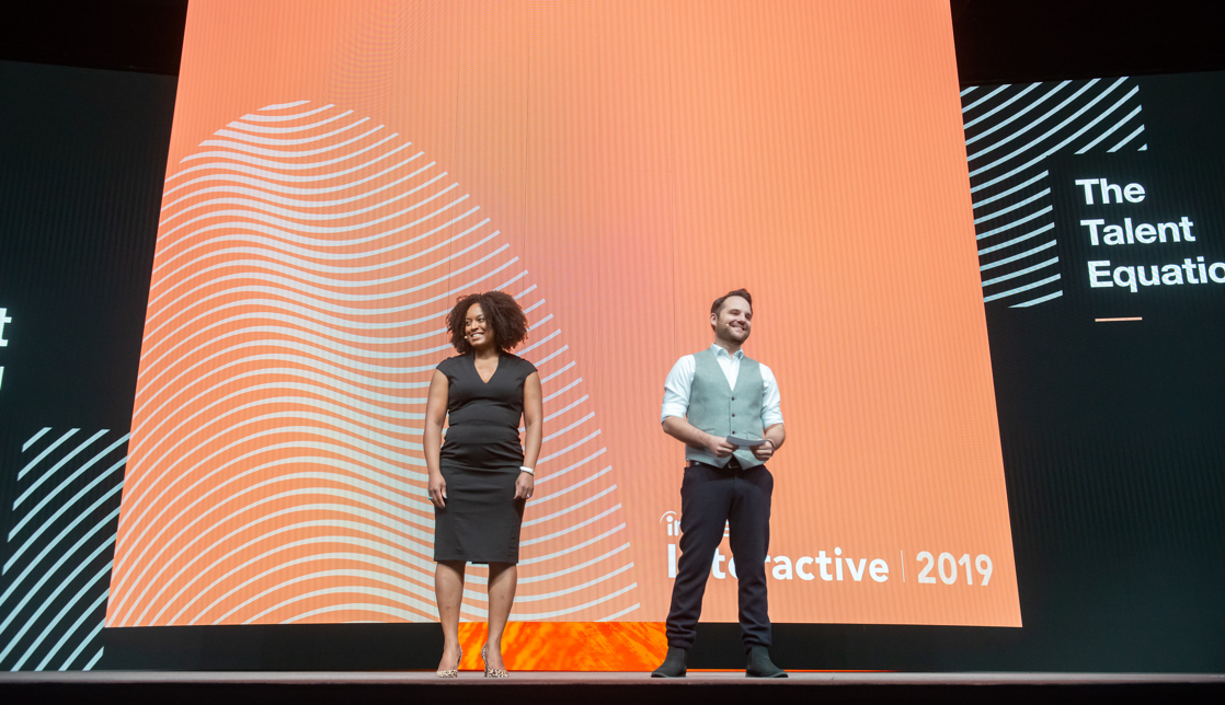 Présentateurs sur scène lors de l'événement Indeed Interactive 2019