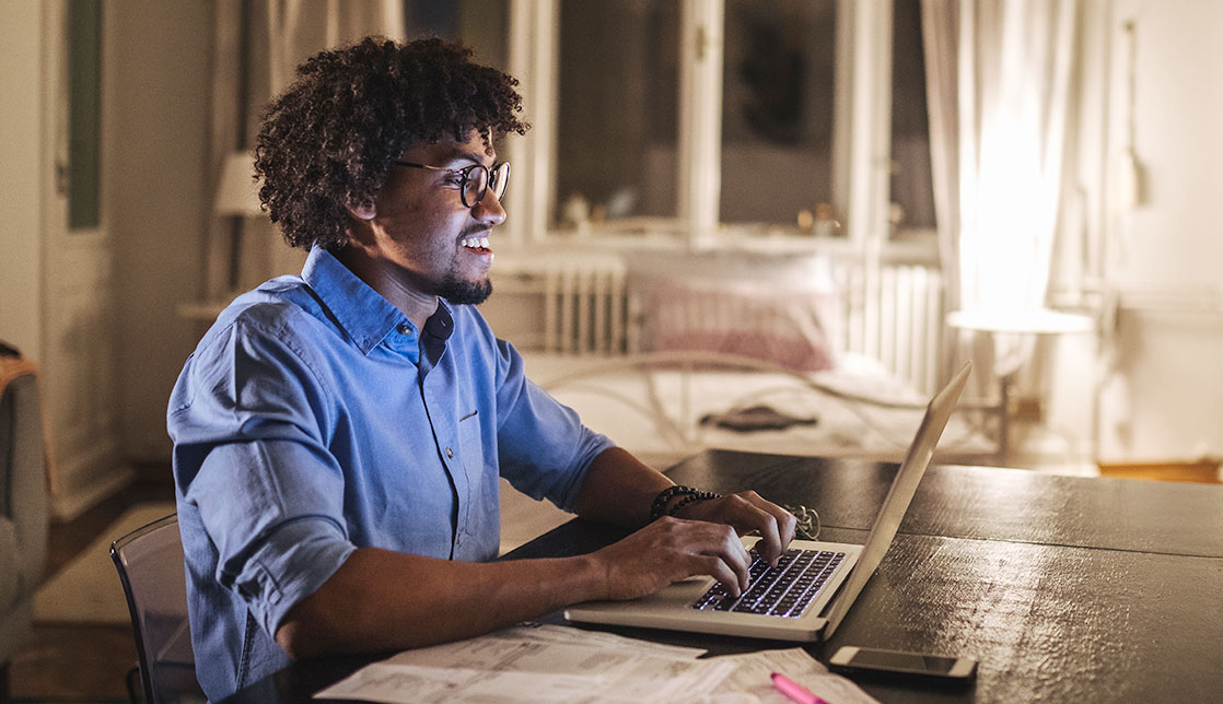 Homme travaillant sur son ordinateur