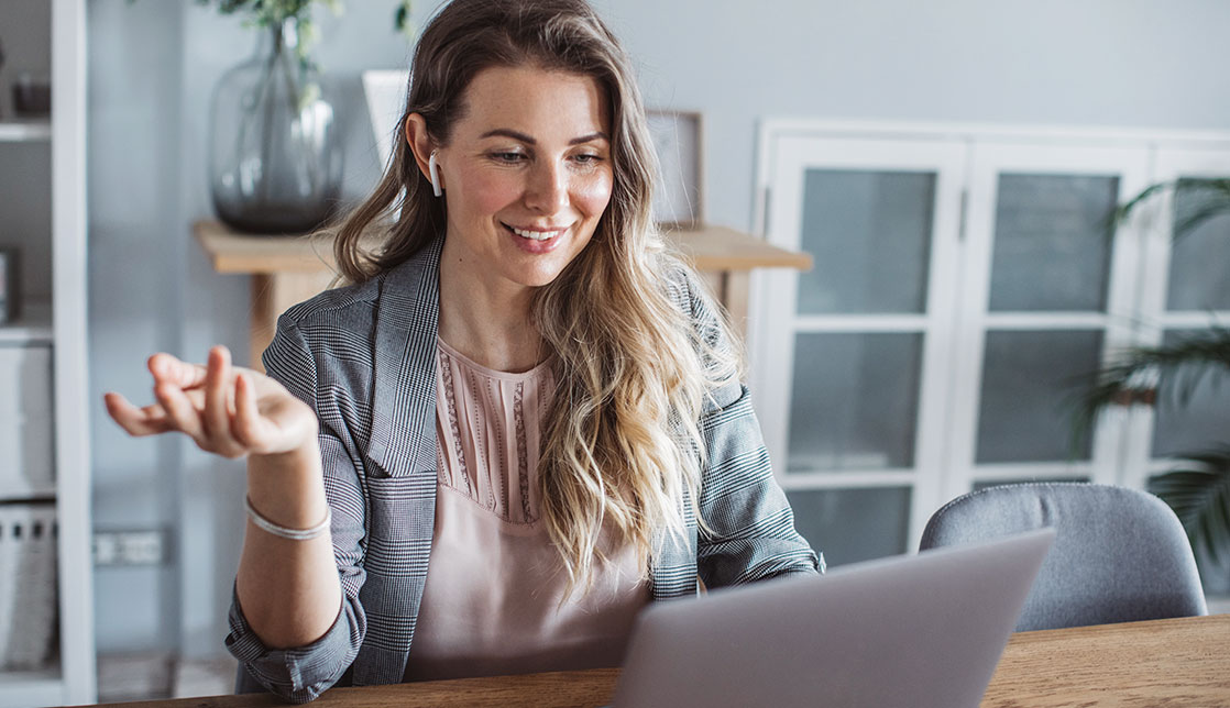 Femme échangeant en ligne