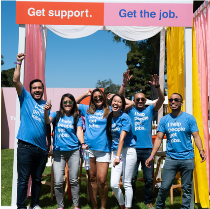 Employés Indeed prenant la pose lors d'un événement Job Market