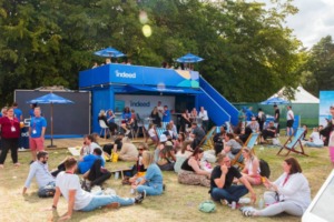 Des participants discutent et profitent du stand extérieur d'Indeed au RecFest UK