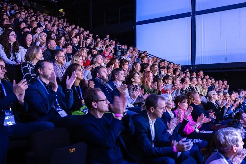 Un large public regardant un conférencier lors d'un événement FutureWorks