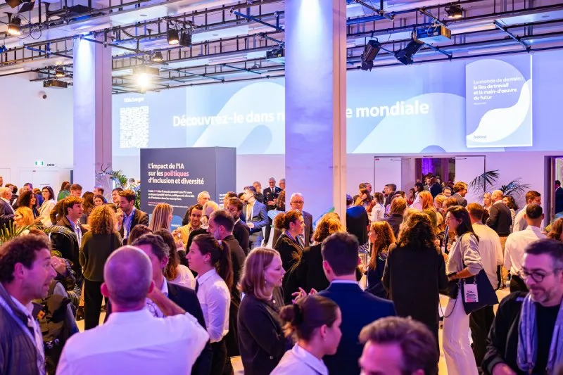 Un large public regardant un conférencier lors d'un événement FutureWorks