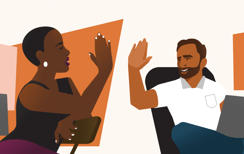 Afbeelding van een zwarte/Latijns-Amerikaanse man en een zwarte vrouw met computers die elkaar een high five geven