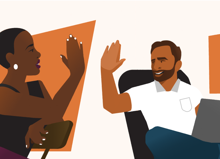 Afbeelding van een zwarte/Latijns-Amerikaanse man en een zwarte vrouw met computers die elkaar een high five geven Afbeelding van een zwarte/Latijns-Amerikaanse man en een zwarte vrouw met computers die elkaar een high five geven
