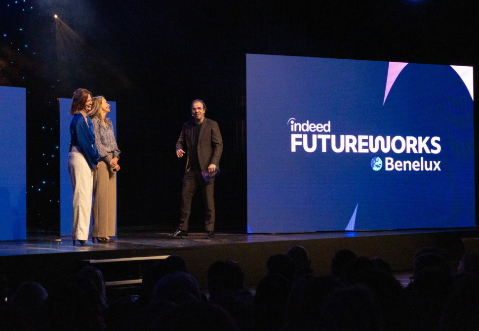 Drie mensen op het podium van een eerdere Futureworks conferentie.