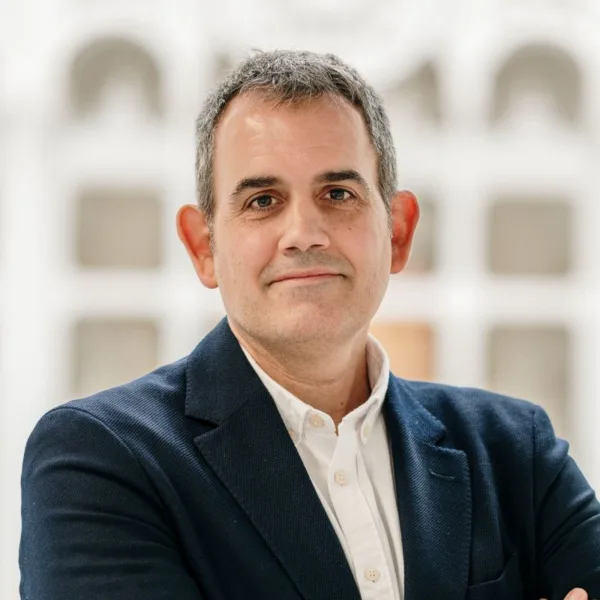 Headshot photo of Aitor Lacuesta Gabarain looking at the camera